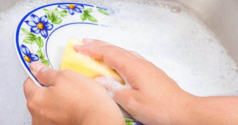 طريقة لغسل الأطباق تحمي أطفالك