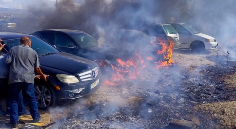 بالصور: حريق نفايات يلتهم السيارات في وادي خالد