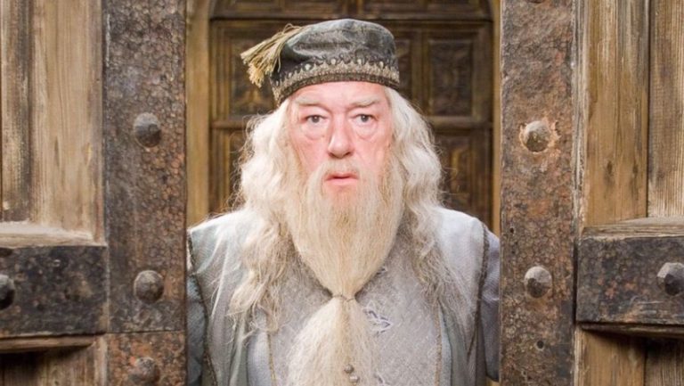 رحيل الممثل البريطاني مايكل غامبون عن 82 عاماً