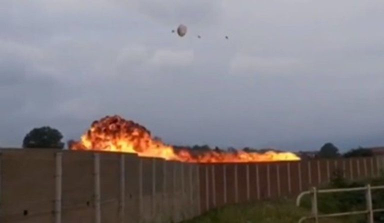 بالفيديو.. تحطم طائرة عسكرية إيطالية ووفاة طفلة