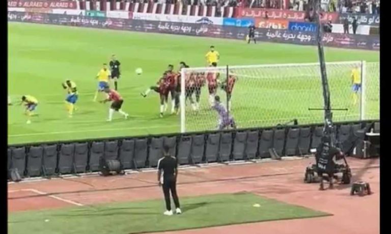 بالفيديو.. من أصابت تسديدة رونالدو؟