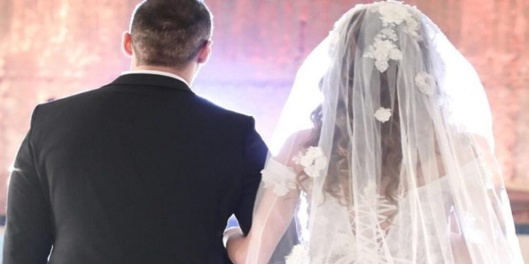 عريس يهرب في ليلة زفافه.. ووالده يحل مكانه (فيديو)!