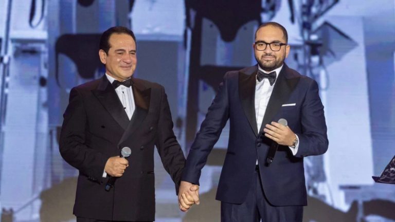 بالفيديو.. دموع محمد ثروت تنهمر على المسرح!