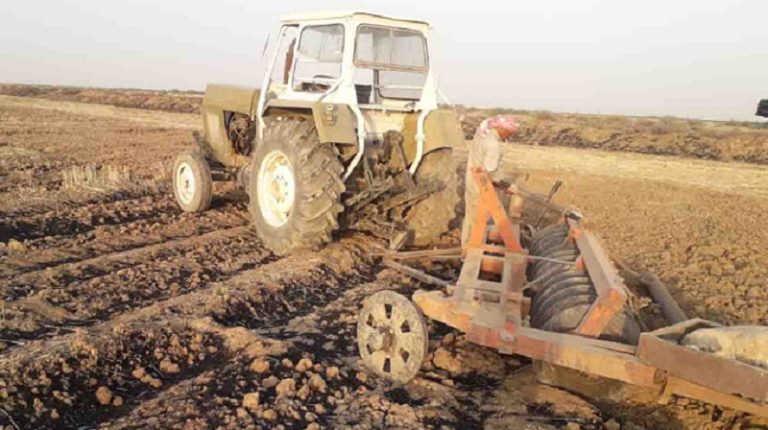 انقلب به جرار زراعي وتوفي فوراً