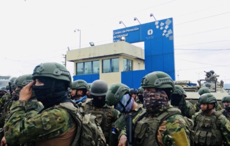 سجناء يحتجزون 57 حارسا وشرطياً داخل السجن فى الإكوادور