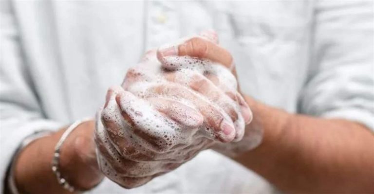 بالفيديو.. رئيس شركة يأكل قطعة صابون!