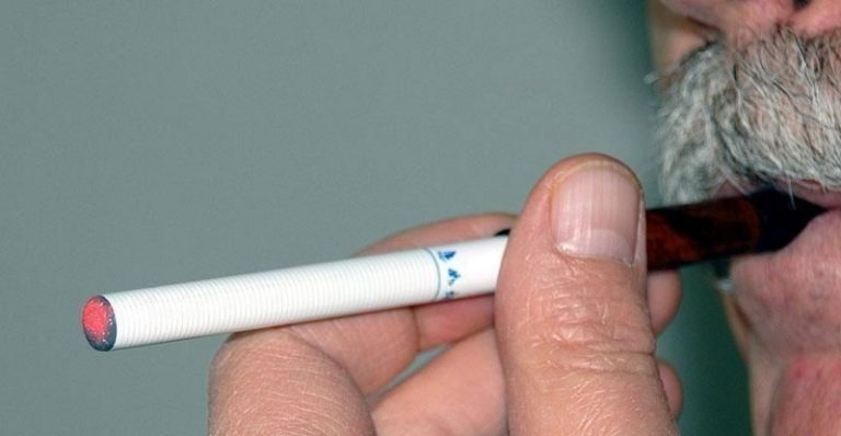 بالفيديو: “المجنونة” قتل والده بسبب سيجارة!