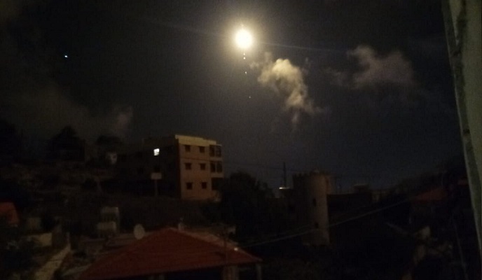 الإحتلال يُلقي قنابل مضيئة فوق القرى الحدودية