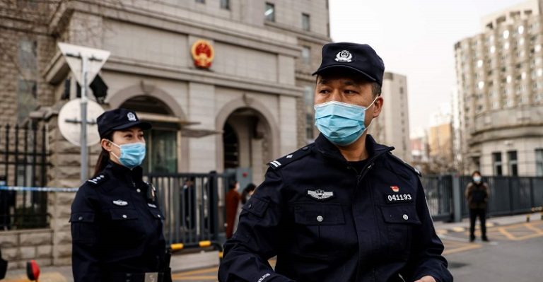 بالفيديو.. شرطي صيني يمنع مسلم من الصلاة!