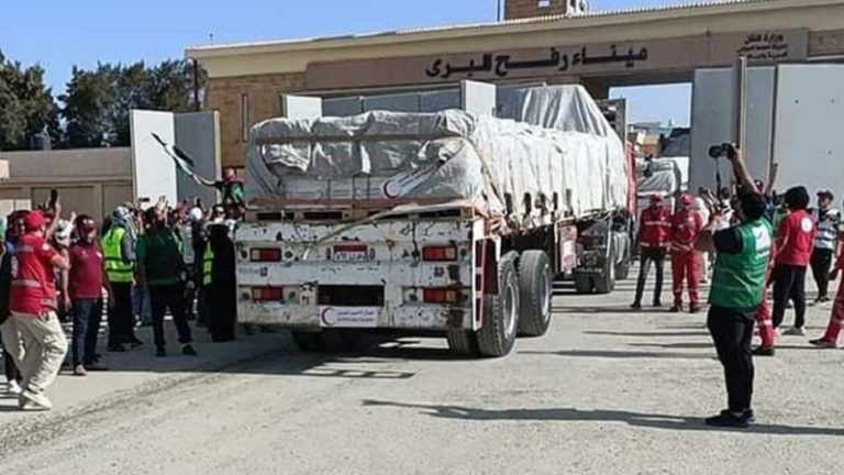 عبور 33 شاحنة مساعدات لغزة