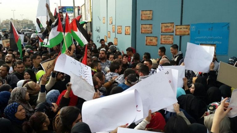 اعتصام حاشد أمام مقر الأونروا في بيروت