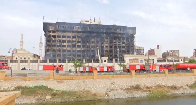 حريق ضخم يلتهم سوقاً عمره 70 عاماً في القاهرة