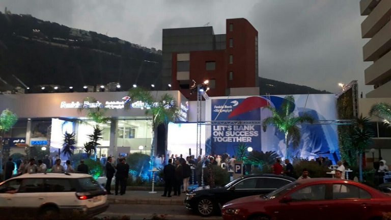 مودع يقتحم بنك فينيسيا – صور مطالباً بوديعته