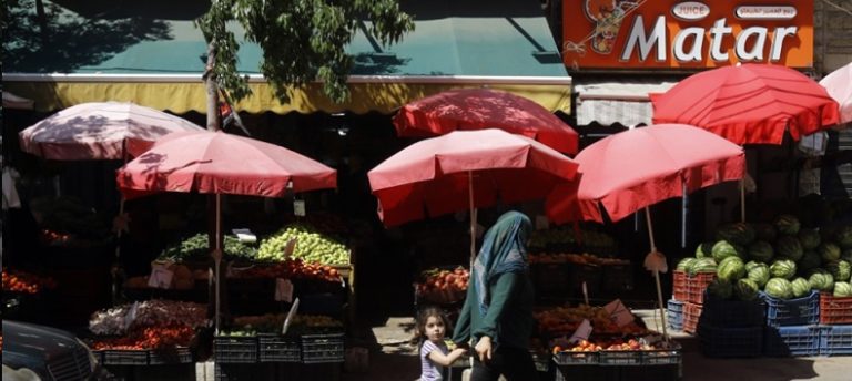 سكان الضاحية يعيشون على توقيت غزة