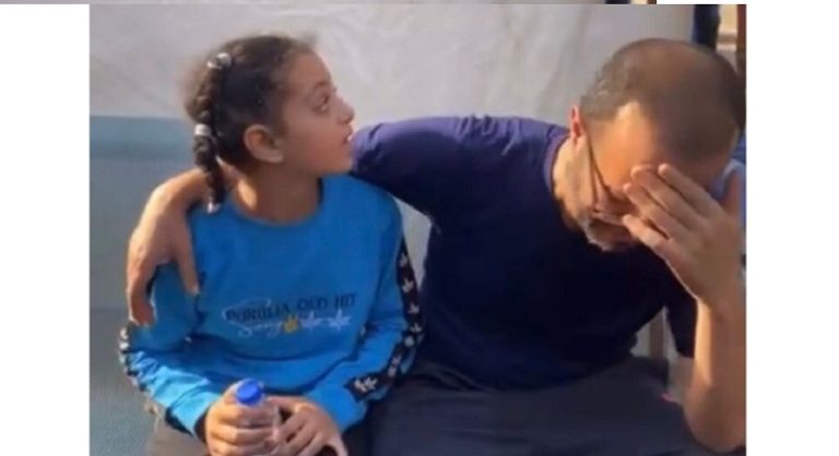 بالفيديو.. طفلة تعرفت على أمها الشهيدة من شعرها!