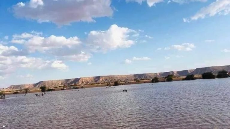 بعد سيول ليبيا.. صحراء قاحلة تتحول إلى شلالات!