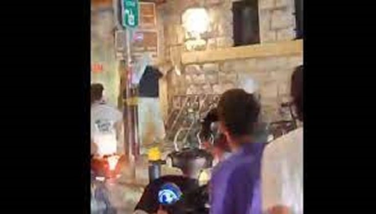 بالفيديو.. حجارة على الجامعة الأميركية في بيروت