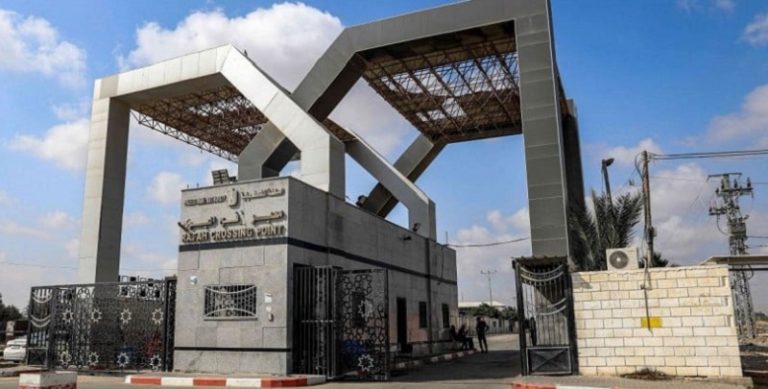 اتفاق على خروج الأجانب ودخول المساعدات من معبر رفح صباح الإثنين؟