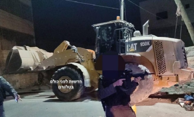 بالفيديو.. فلسطيني يقتحم بجرافة حاجزاً عسكرياً للاحتلال