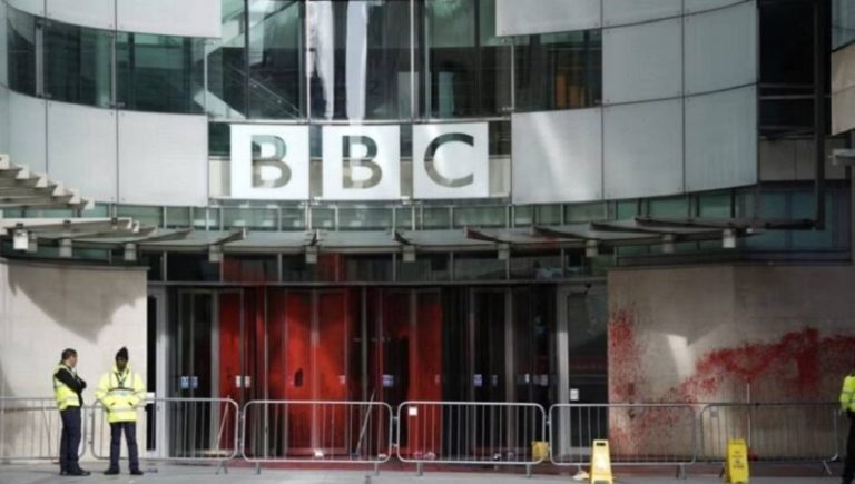 موظفو “بي بي سي” يبكون في المراحيض بسبب المجازر في غزة