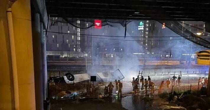 بالفيديو.. قتلى بسقوط حافلة من فوق جسر قرب فينيسيا