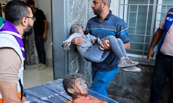 بالفيديو.. طفل يسجد على الأرض بعد وصوله إلى مستشفى في غزة