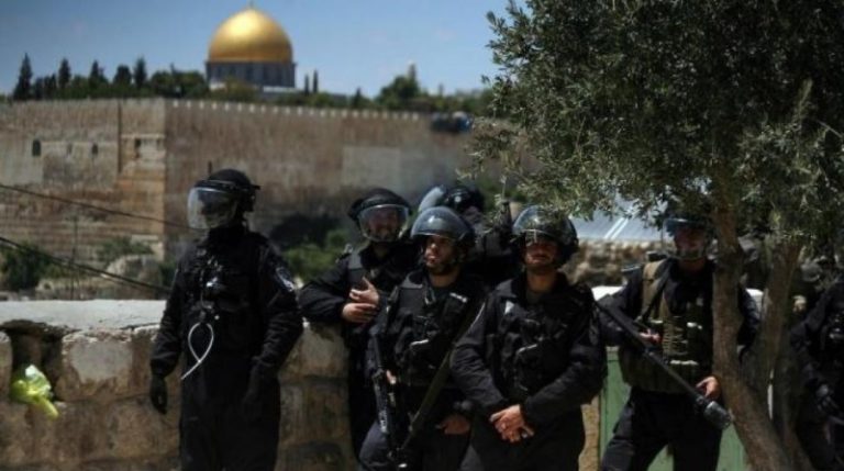 بالفيديو.. اصابة عنصرين من شرطة الإحتلال