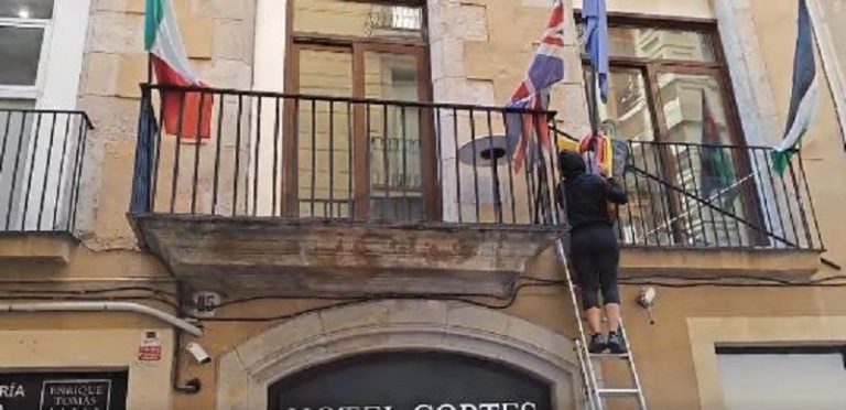 بالفيديو.. متظاهرون يقتحمون فندقاً مالكه “إسرائيلي” في برشلونة