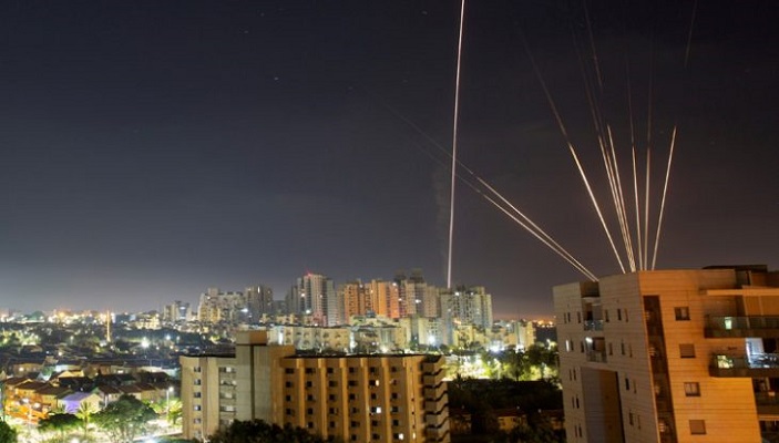 بالفيديو.. صواريخ “القسام” تقطع الكهرباء عن “تل أبيب”