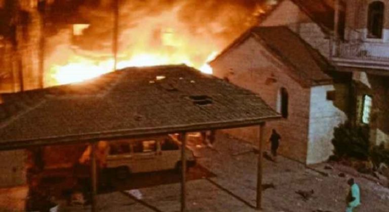 بالفيديو: تنديداً بمجزرة مستشفى المعمداني.. تظاهرة أمام السفارة الأميركية!