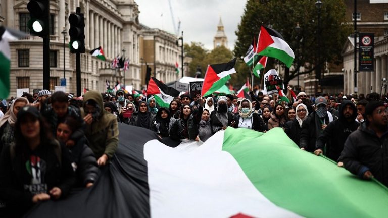 تظاهر عشرات الآلاف مطالبين بوقف الحرب على غزة في لندن