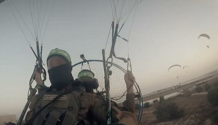 إنزال مظلي جديد.. واشتباكات عنيفة في قاعدة زكيم العسكرية