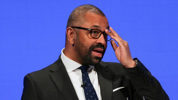 بالفيديو.. وزير يهرع هارباً بعد سماع صافرات الإنذار