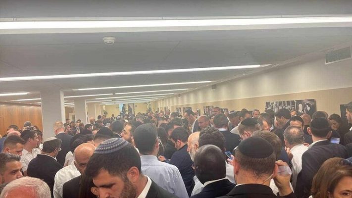 بالفيديو- نتنياهو يقتبس عبارة لنصرالله.. ويهرب من الكنيست!