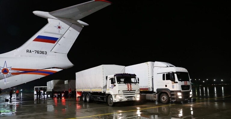 بالفيديو.. مساعدات روسية في مطار العريش بإنتظار عبورها الى غزة