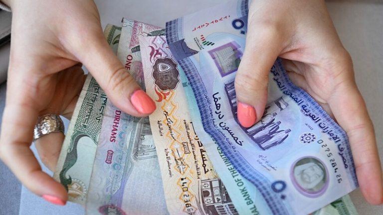 أوراق نقدية إماراتية مزورة في روسيا؟