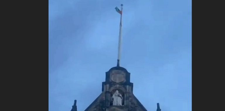 بالفيديو.. إستبدال العلم “الإسرائيلي” بالفلسطيني في بريطانيا