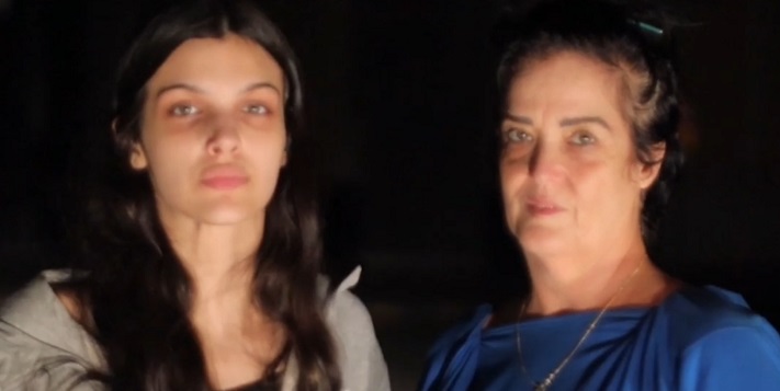 بالفيديو..مشاهد من إطلاق سراح المحتجَزتَيْن الأميركيتَيْن مساء الجمعة في غزة