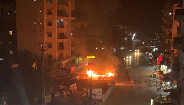 بالفيديو.. اشتباك.. وإحراق محل بيع دجاج في البداوي