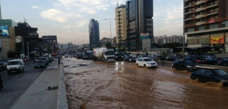 زحمة سير على اوتوستراد الضبية.. والسبب قسطل مياه!