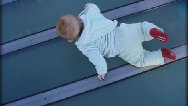 وفاة طفل سقط من يد والدته من الطابق الثالث