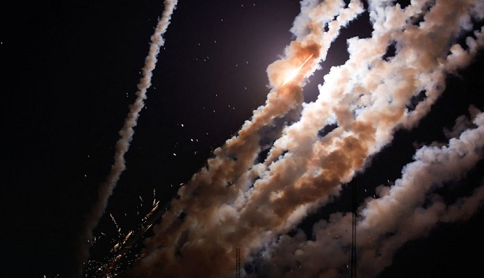 بالفيديو.. المقاومة الفلسطينية تقصف “تل أبيب”