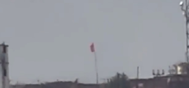 بالفيديو.. هل رُفعت راية حزب الله على موقع الراهب العسكري؟