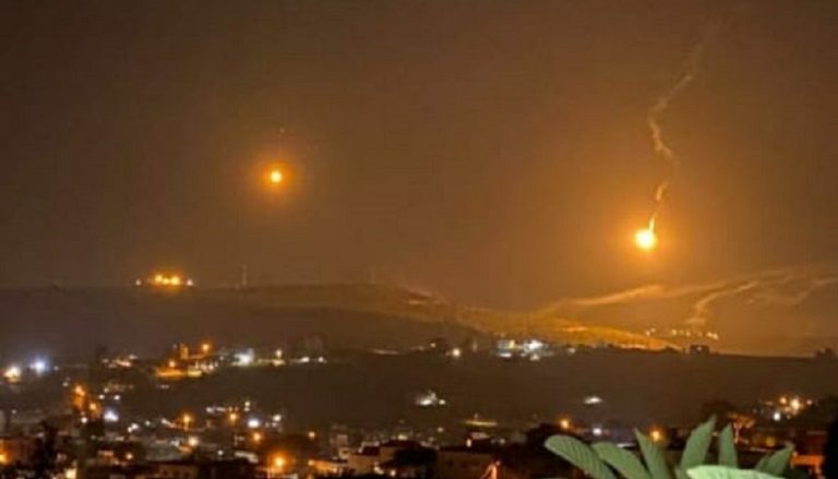 قنابل مضيئة في أجواء قرية رميش الجنوبية