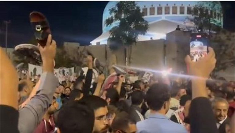 بالفيديو.. متظاهرون اردنيون يرفعون أحذيتهم رفضاً لاستقبال بايدن