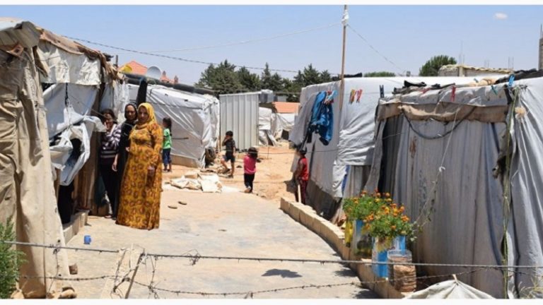 دهم مخيمات للنازحين السوريين وتوقيف عدد منهم