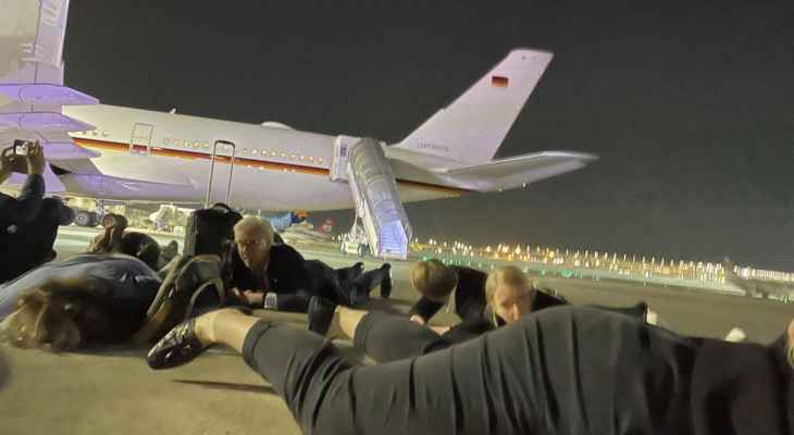 خوفاً من صواريخ “القسام”.. المستشار الألماني ينبطح أرضاً في مطار “بن غوريون”