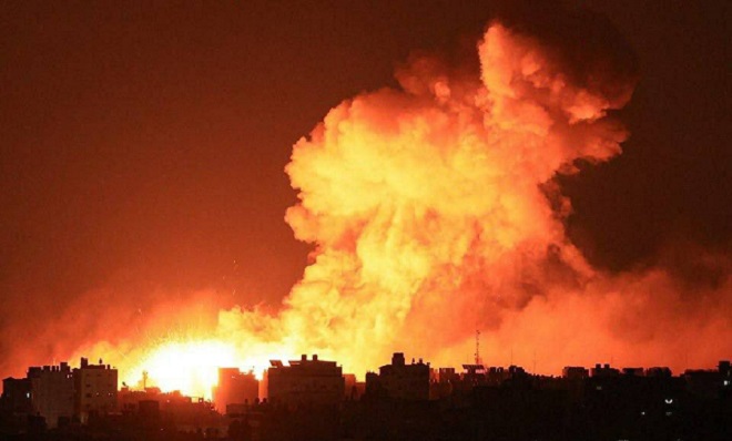 الاحتلال يستهدف حي الكرامة في غزة بقنابل الفسفور