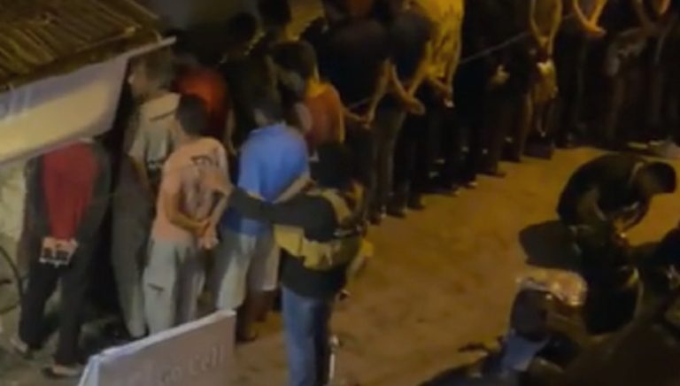 بالفيديو.. الجيش يوقف نازحين سوريين في الخندق الغميق