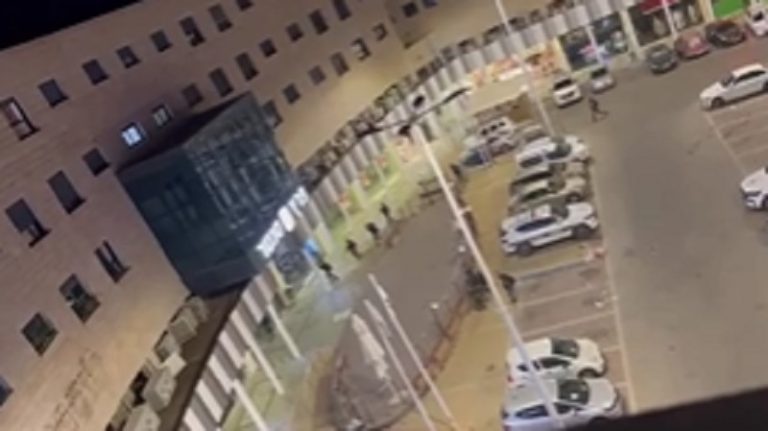 بالفيديو: اشتباكات في “سديروت”.. واحتراق مركز شرطة الاحتلال